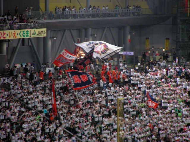 試合開始前の応援団の風景